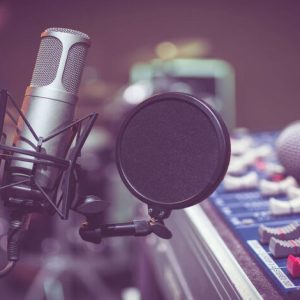 خدمة تعليق صوتي (خليجي أو فصحى)